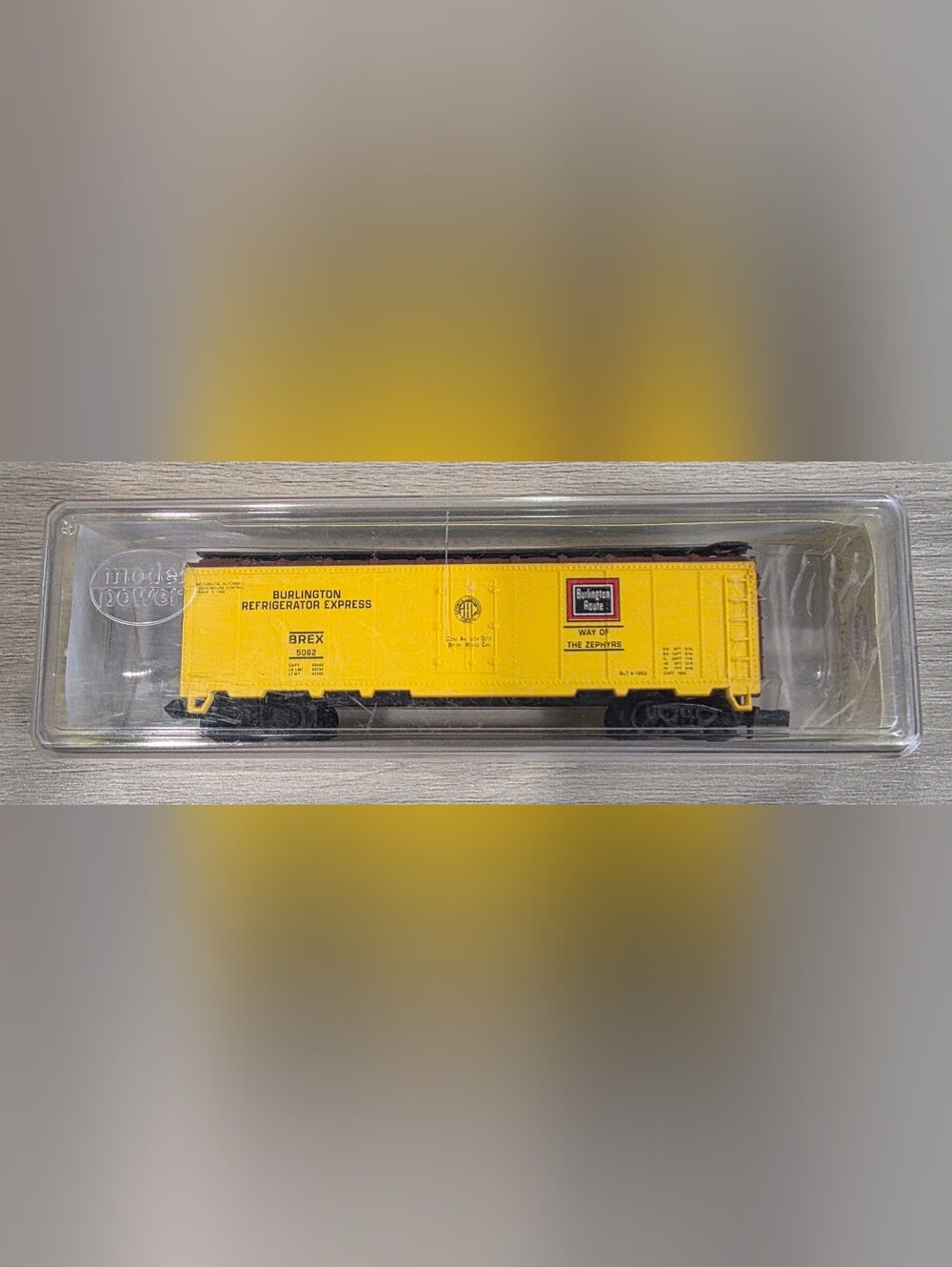 Model Power N Scale Burlington Refrigerator Express 40' Reefer